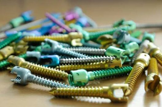 Vis et implants chirurgicaux après traitement